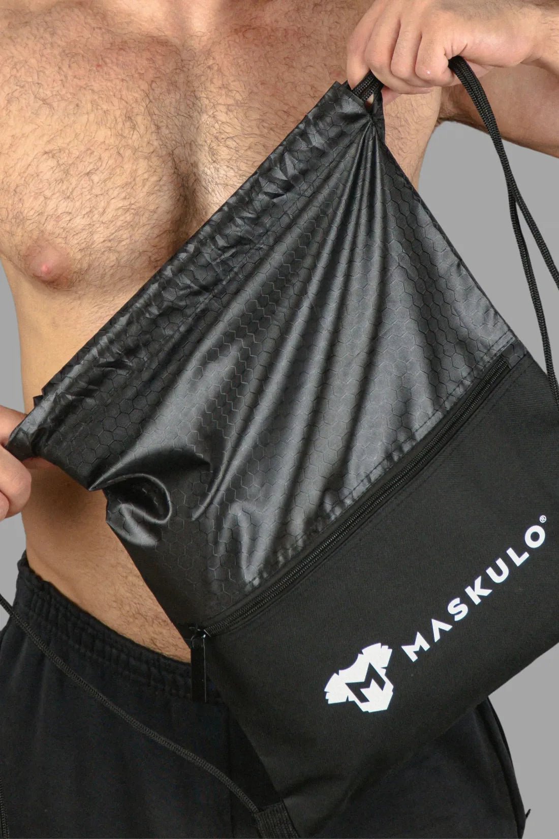 Maskulo Black Drawstring Bag/Backpack, 100% polyester, 34x43 cm (13x16 in), with external and internal zippered pockets.