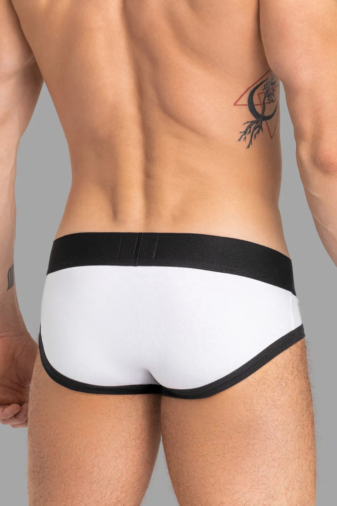 Maskulo CAPTAIN-A Briefs: White & Black cotton underwear with O-Inside-POUCH technology for comfort and support. Everyday wear.