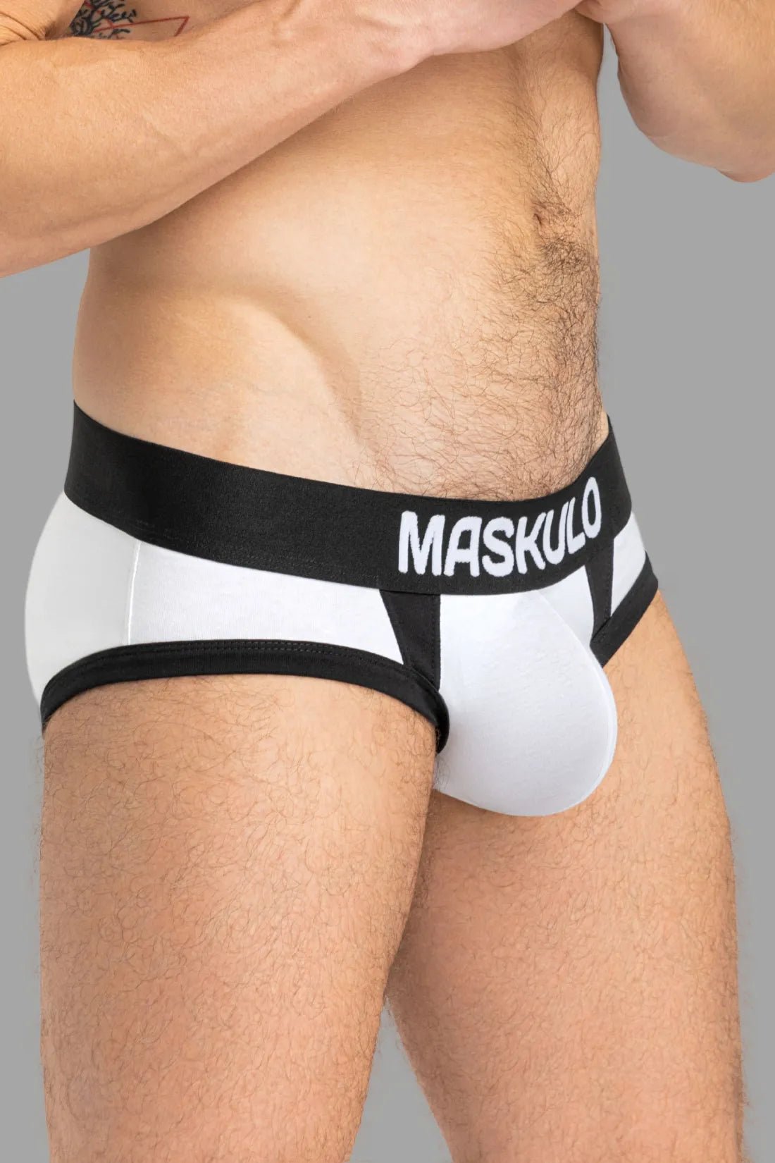 Captain-A Briefs with O-Inside Pouch in white and black by Maskulo Global (EU). Stylish and supportive underwear for men.
