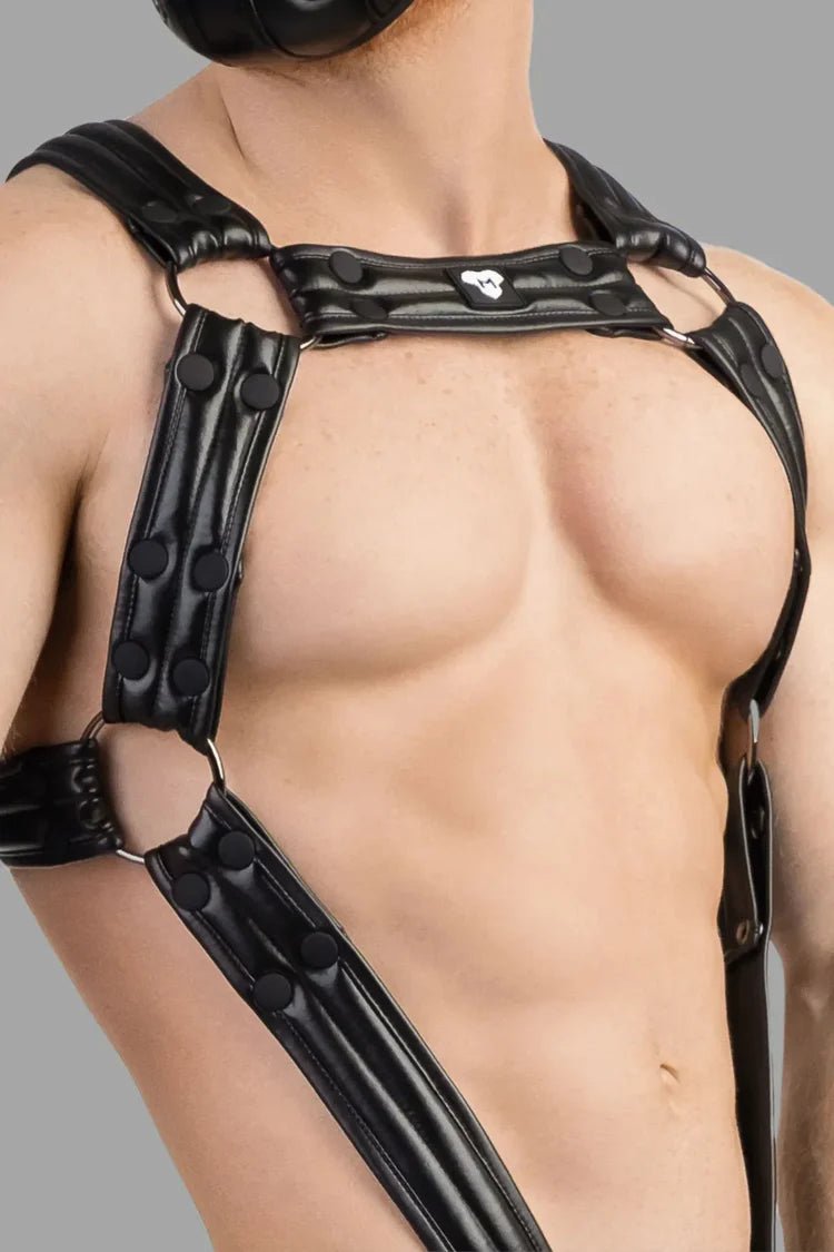 Maskulo Armored Next Body Harness in black PU leather-look. Durable polyester/polyurethane blend, bulldog style with removable cockring.
