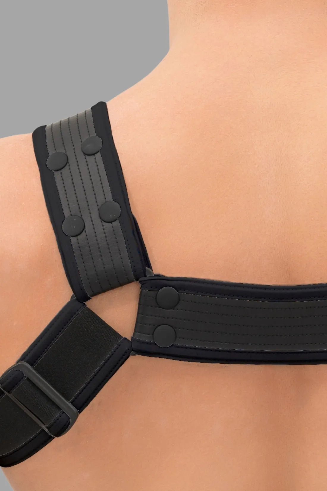 Outtox Black Harness with Snaps by Maskulo. Polyester/polyurethane/elastane blend, adjustable fit, with integrated cockring for enhancement.