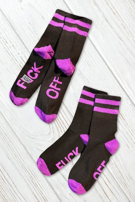 Maskulo &quot;F*CK OFF&quot; crew socks in black and purple. Thick, one-size (EU 38-43) accessory with unique wording on the foot sole.