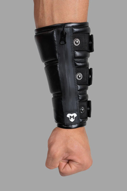 Wrist wallet with rubberized zipper by Maskulo. Ideal for secure storage during activities. Stylish black accessory.