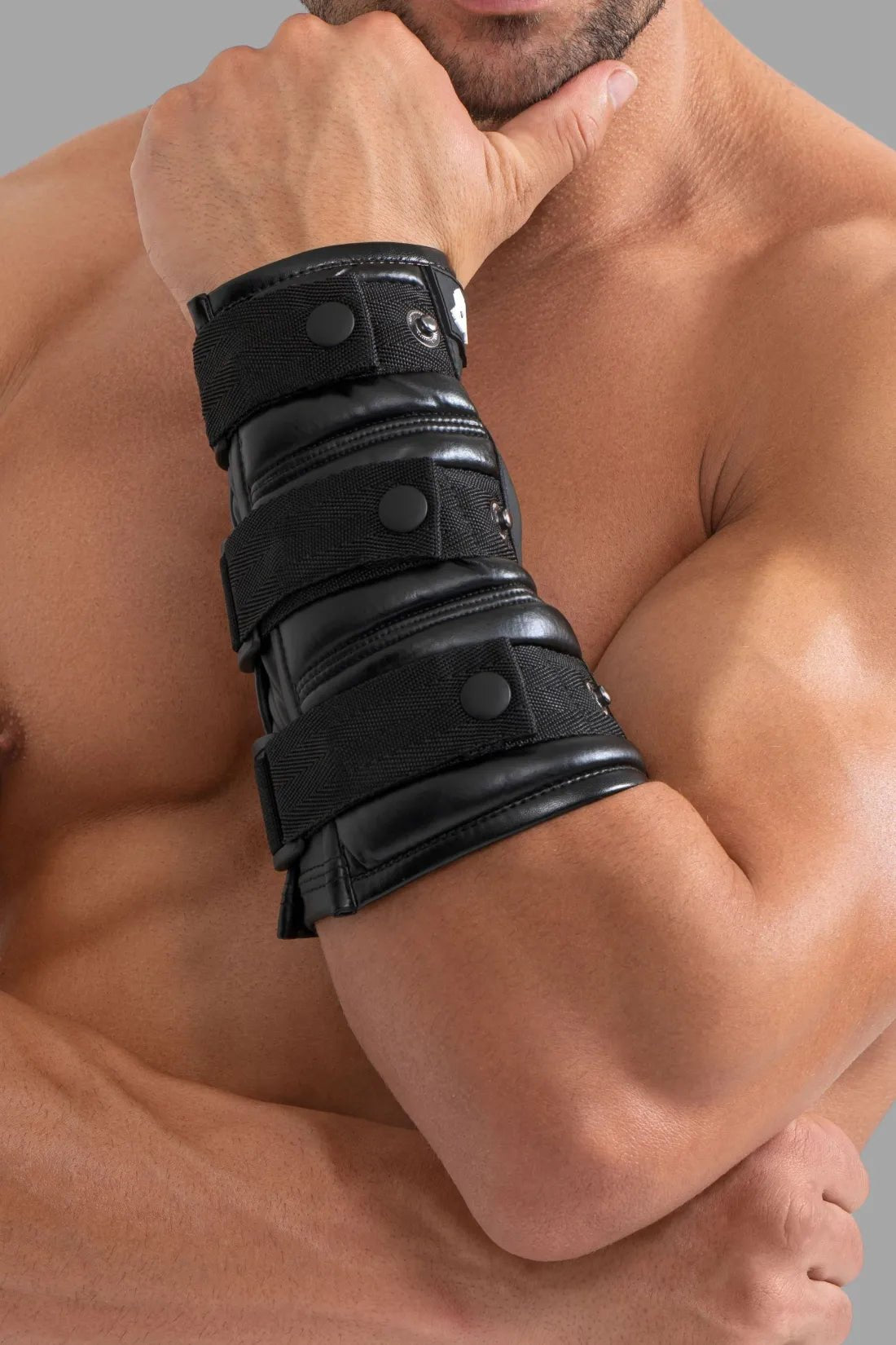 Maskulo wrist wallet with a black rubberized zipper, designed for carrying essentials securely. Stylish and practical accessory.