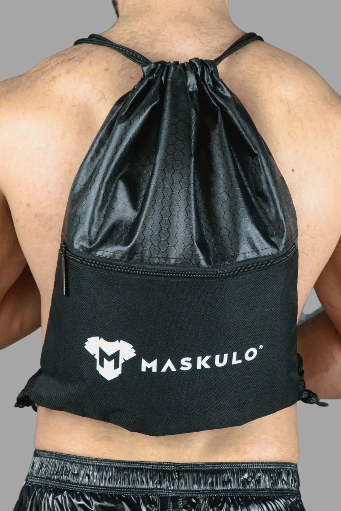 Maskulo Black Drawstring Bag/Backpack, 100% polyester, 34x43 cm (13x16 in), with external and internal zippered pockets.
