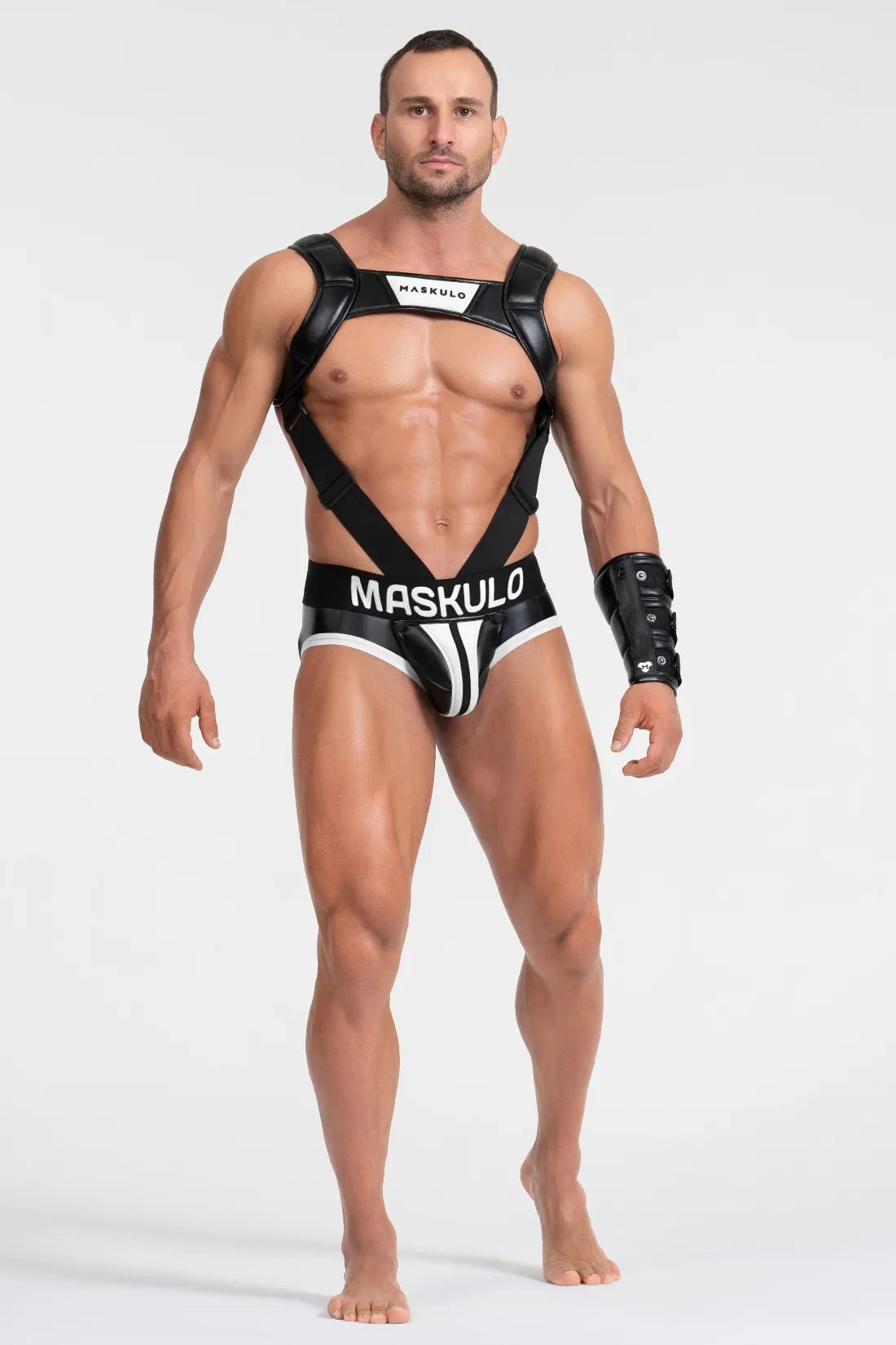 Maskulo briefs with pads in black and white. Comfortable underwear accessory for men in one-size.