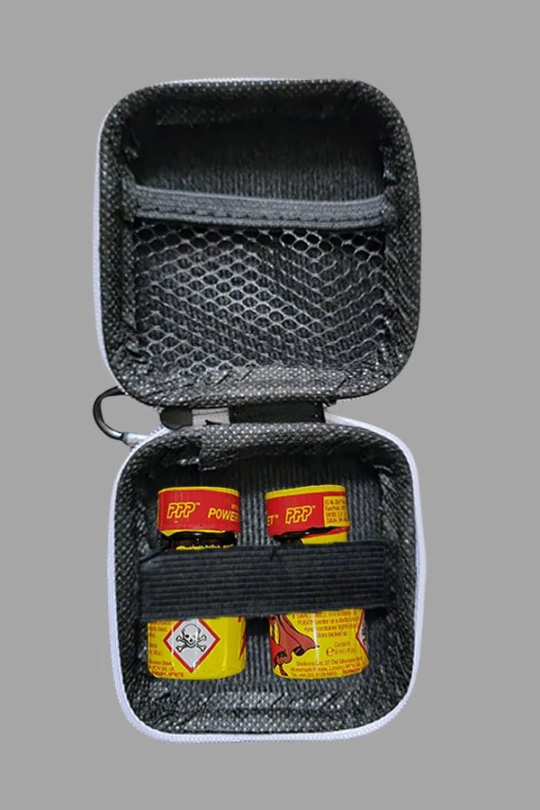 Jax Wanderlust Mini Zip Case with Carabiner in Black/White from Maskulo EU Store. Compact accessory with secure zip closure.