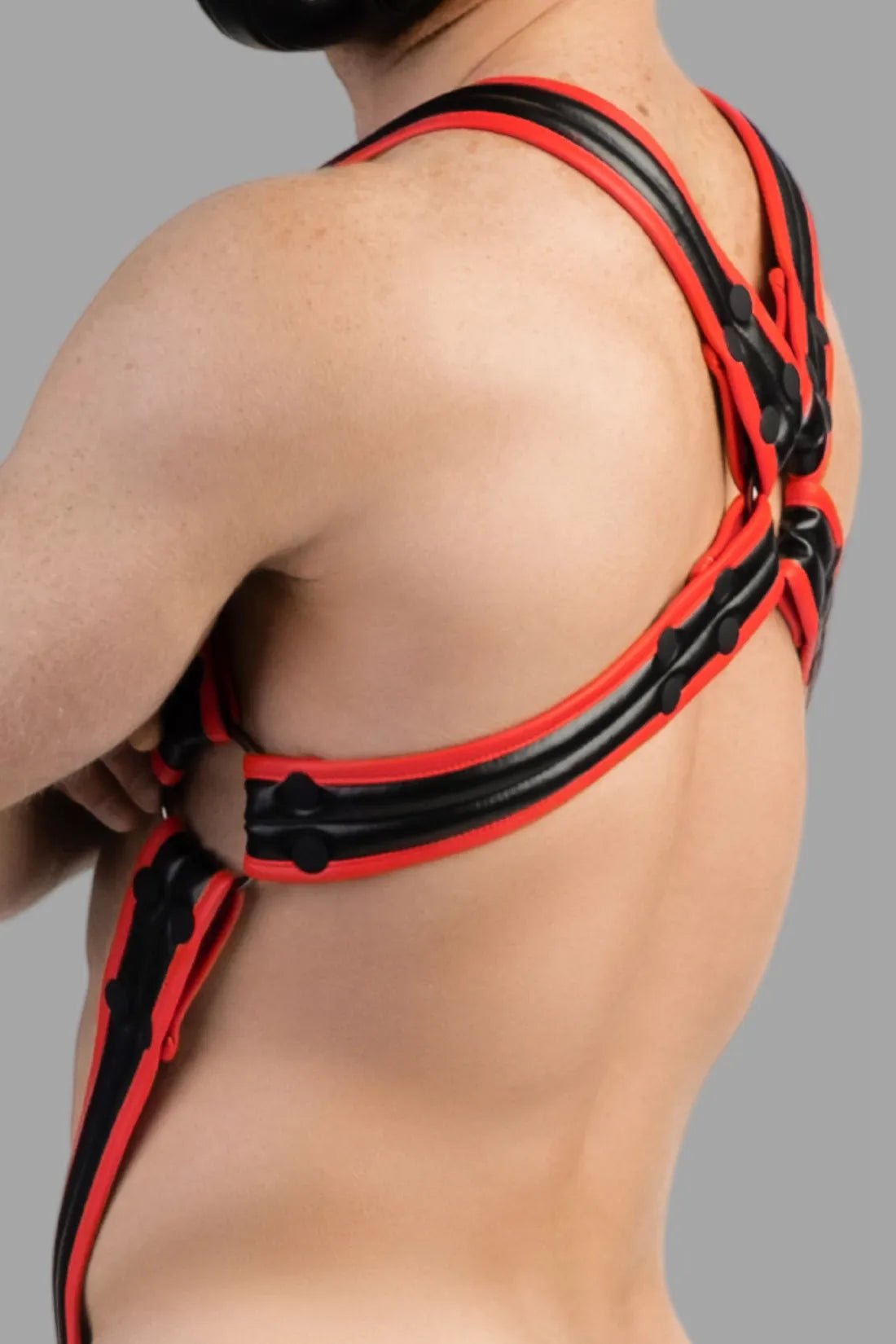 Maskulo Armored Next Body Harness in black and red, featuring a durable polyester/polyurethane blend, bulldog style with adjustable snaps.