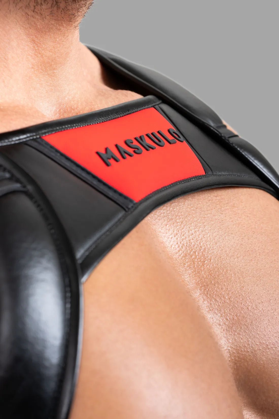 Black and red body harness with push-up effect for men from Maskulo Global (EU). Adult-sized, new condition, perfect accessory.