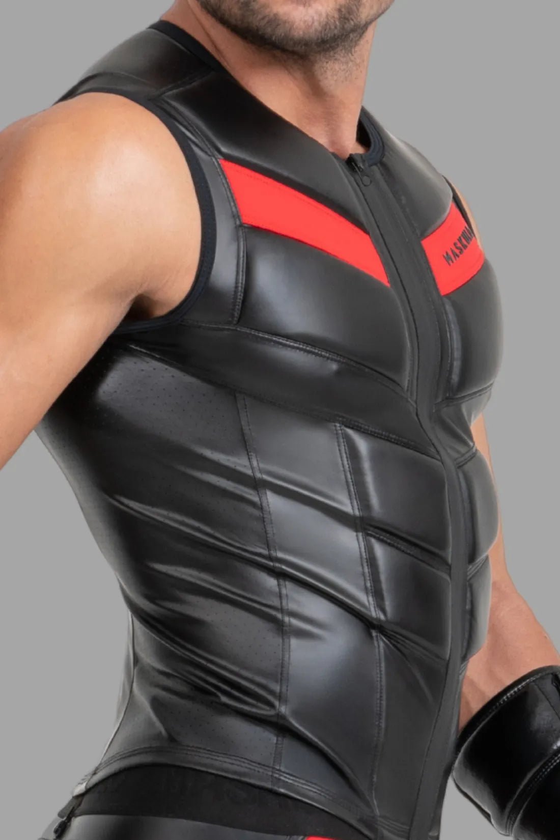 Maskulo Zippered Vest in Black/Red. Polyester/polyurethane/elastane blend top with rubberized zipper, PU leather pads, and breathable side panels.