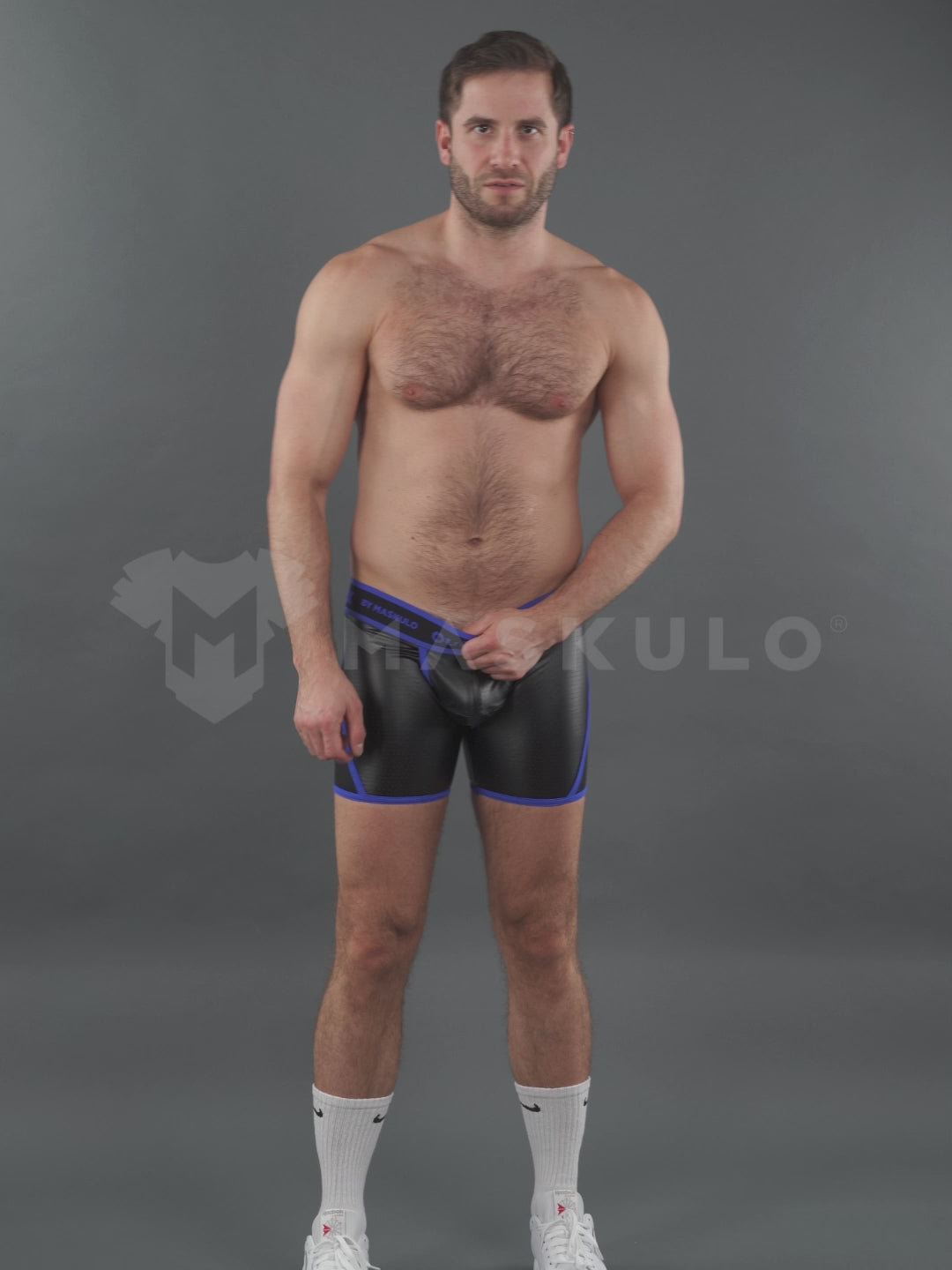 Outtox par Maskulo. Short à dos enveloppé avec braguette à boutons-pression. Bleu