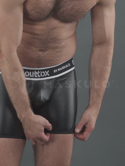 Outtox par Maskulo. Short à dos enveloppant avec braguette à boutons-pression. Noir