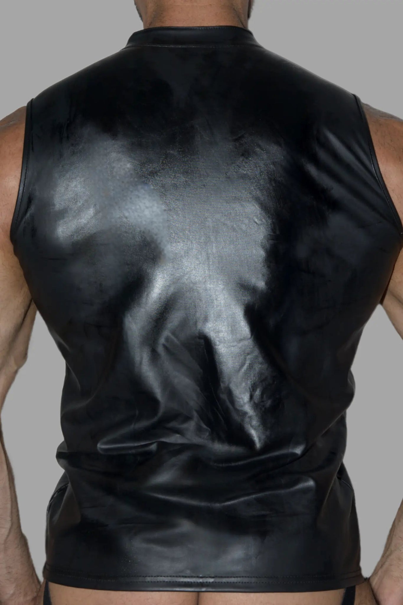 Maskulo Rod Steelbod Sleeveless Top in black PU leather. Soft, thin fabric with a wet look, featuring the iconic 3D Maskulo logo. MTP176.